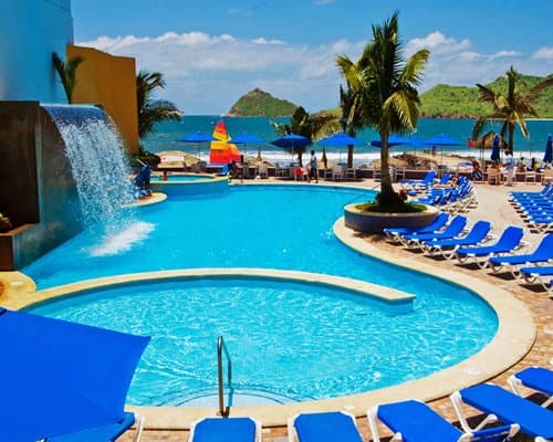 Las Flores Beach Resort – photo 14